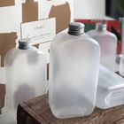 las botellas plásticas de la bebida del ANIMAL DOMÉSTICO claro con el logotipo para el boba hacen compras