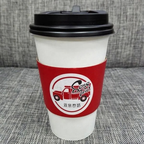 Copo de papel blanco aislado para bebidas frías