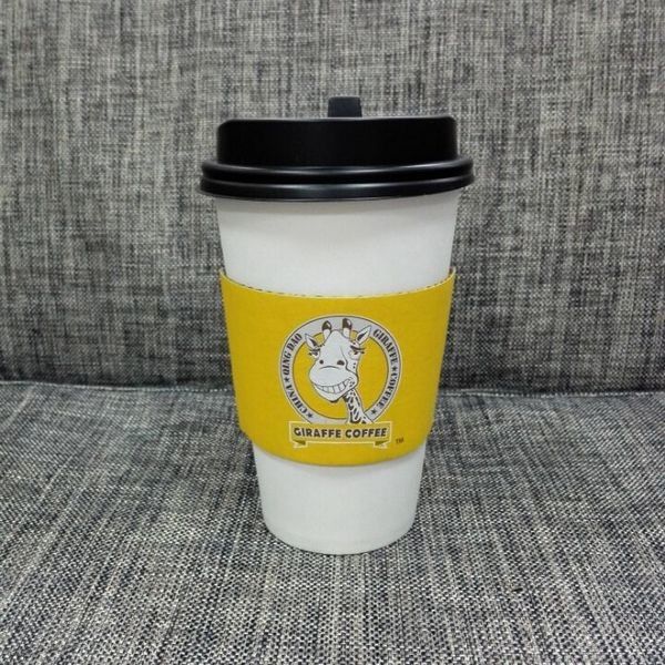 Copo de papel blanco aislado para bebidas frías