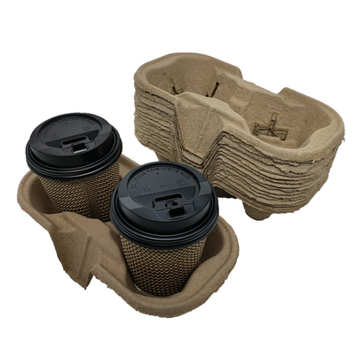 El portador reciclable de la taza de café biodegradable se lleva al soporte de vaso